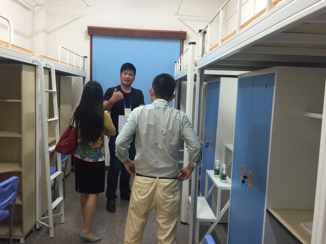 深圳公寓床客戶來連盈家具采購！