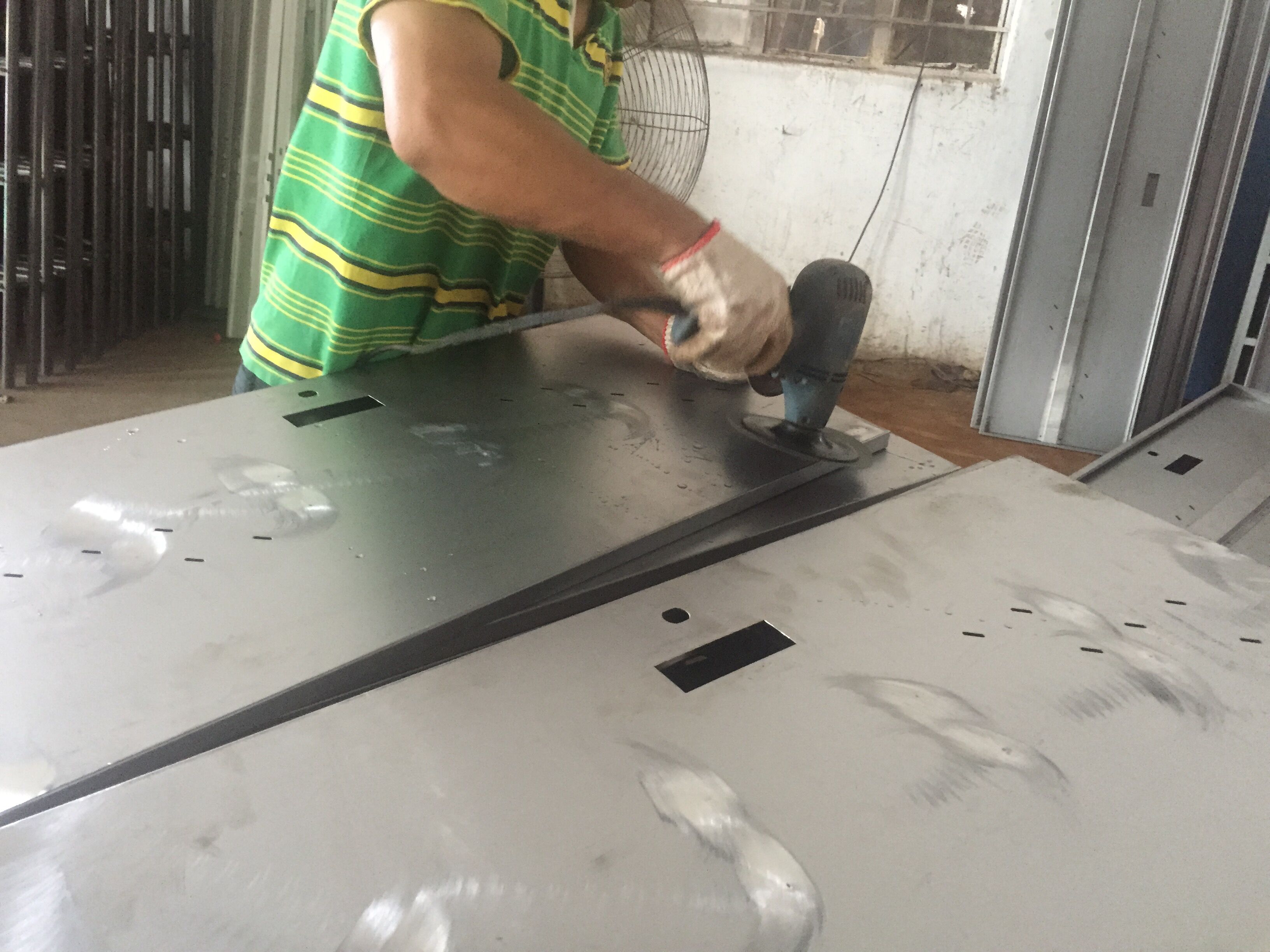 學(xué)生床打磨工藝