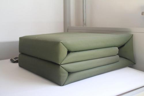 宿舍被子怎么疊成豆腐塊